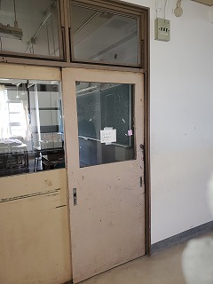 大阪府立高校　教室扉　戸車交換工事