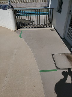 大阪府立支援学校　プールサイド及び通路長尺シート修繕工事