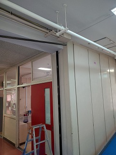 大阪府立支援学校　アコーディオンカーテン交換工事