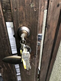 門柱　門扉　不具合　閉まらない　鍵が掛からない　傾いている　閉まりづらい　修理　調整　　豊中市　戸建て