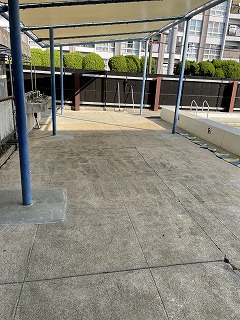 大阪府立高校　プールサイド改修工事　　人工芝　公共工事